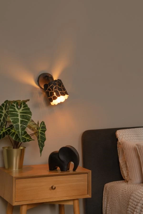 Lucide ALMELO - Foco de pared / Lámpara de pared - Ø 12 cm - 1xE14 - Negro - ambiente 1